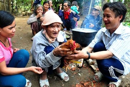 Hai cha con “người rừng” đã dần hòa nhập với cộng đồng sau 40 năm sống tách biệt trong rừng sâu.