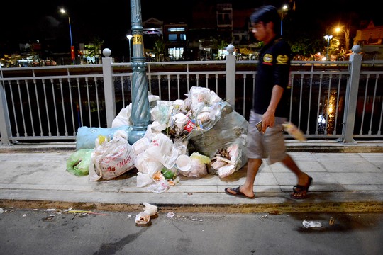 Rác chất thành đống, chiếm hết lối đi của người đi bộ.