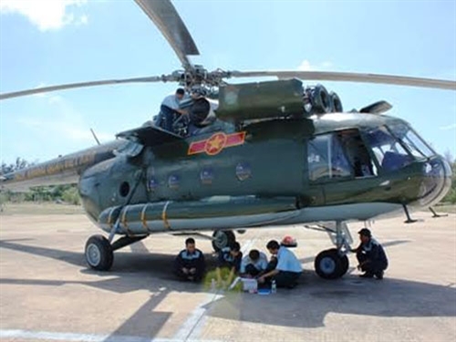 
Công tác chuẩn bị kỹ thuật hàng không trước ngày bay của trực thăng Mi-8.

Theo Thượng úy Lâm Văn Luân, Đội trưởng Kỹ thuật hàng không trực thăng, để chuẩn bị cho một buổi bay an toàn, trước ngày bay, cần 10 thợ kỹ thuật chuẩn bị, kiểm tra vòng kín, niêm phong, cố định các thiết bị máy bay, hệ thống điện... trong 1 ngày.
