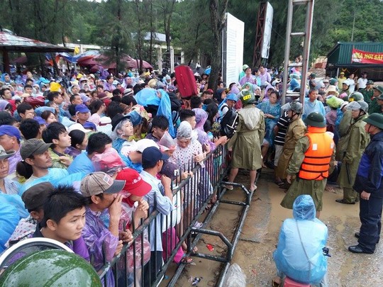 Hàng ngàn du khách bị mắc kẹt, cô lập với đất liền suốt 7 ngày trên đảo Cô Tô. Ảnh: Người lao động