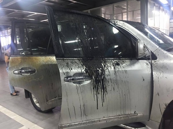 Hình ảnh chiếc xe màu bạc bị hư hỏng sau vụ cháy được đăng tải trên mạng xã hội (Ảnh: otofun).