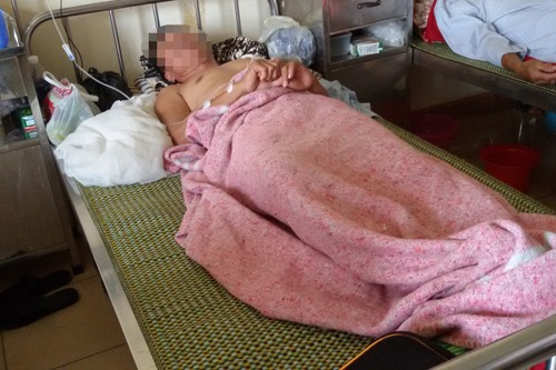Ông Nguyễn Tiến Minh đang điều trị tại BV ĐK Hà Tĩnh.
