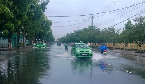 Do mưa lớn, nhiều tuyến đường ở thành phố Tam Kỳ bắt đầu ngập nước. Ảnh Nguyễn Thành/Tiền Phong