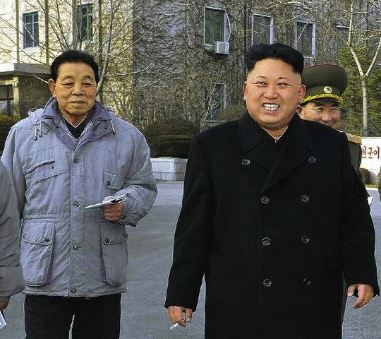Kim Kyong Ok (trái) sát cánh cùng Kim Jong Un trong một chuyến thăm nhà máy dệt Bình Nhưỡng. Ảnh: Google Images