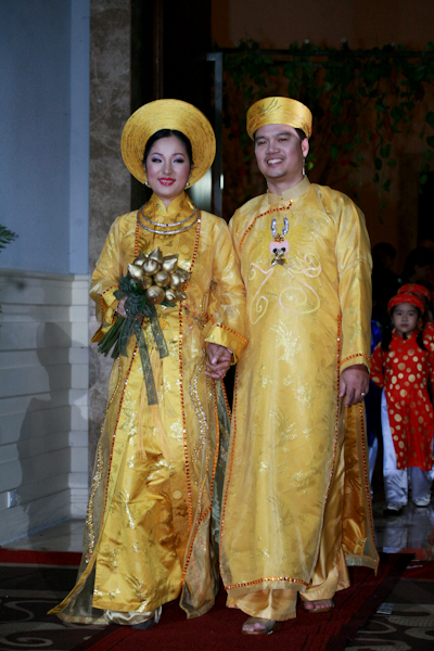 Ngày 10/10/2010, vợ chồng Thúy Nga nắm chặt tay nhau tiến vào sân khấu làm lễ cưới.