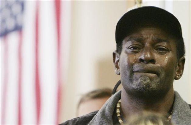 Người đàn ông vô gia cư Farrington James khóc khi theo dõi lễ nhậm chức của Tổng thống Obama.
