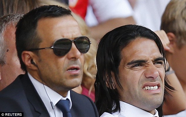 Jorge Mendes ngồi cạnh Falcao