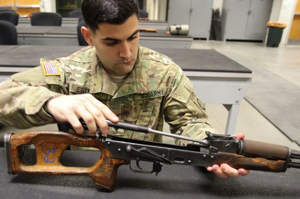 Vừa qua, truyền thông Mỹ cho công bố hình ảnh về một trung tâm đào tạo lục quân Mỹ đang thực hiện khóa đào tạo cho lực lượng nhảy dù làm quen và sử dụng súng tiểu liên AK-47 của Nga.