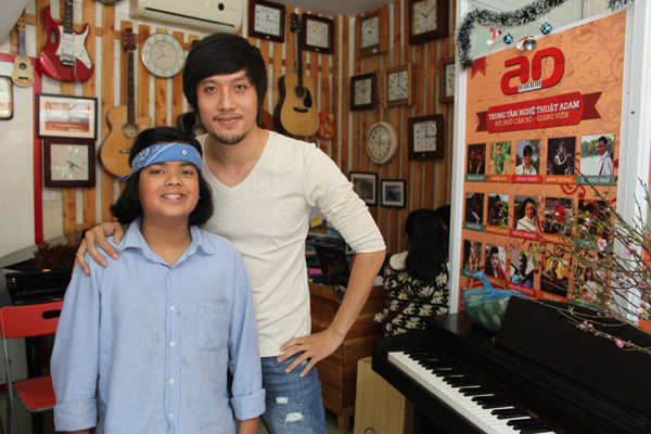 Cậu bé gốc Việt Jayden TJ (trái)