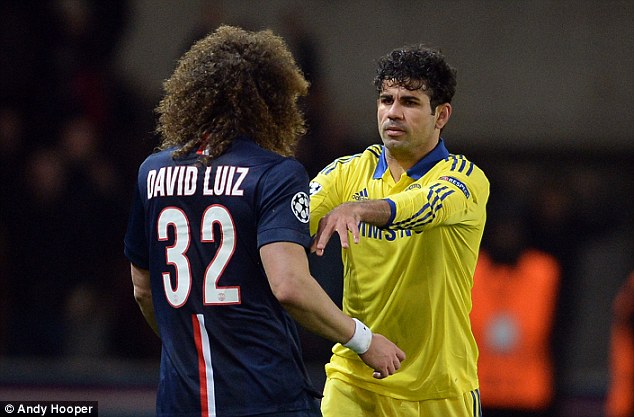Diego Costa xô đẩy Luiz