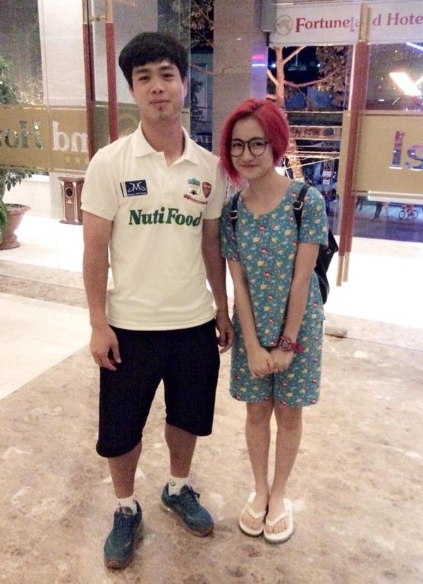 Tháng 10/2014, Hòa Minzy kiên nhẫn chờ Công Phượng ở sảnh của khách sạn Fortuneland - Cần Thơ và cô đã toại nguyện