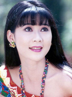 Điện ảnh những năm đầu thập niên 90 từng chứng kiến sự “tung hoành” của gương mặt nữ chính đẹp hiếm thấy, Diễm Hương. Cô có mặt trong hầu hết những bộ phim ăn khách nhất và là ngôi sao sáng giá của màn ảnh Việt thời bấy giờ.
