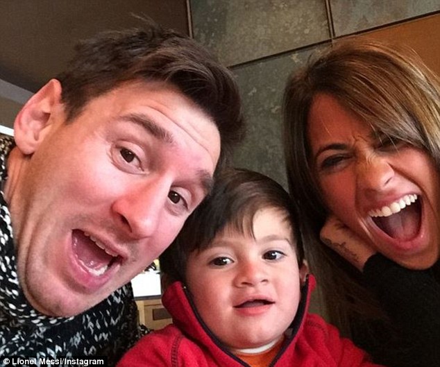 Bức ảnh tinh nghịch của Messi và gia đình nhỏ