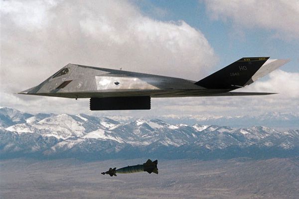 Máy bay ném bom F-117 Nighthawk.