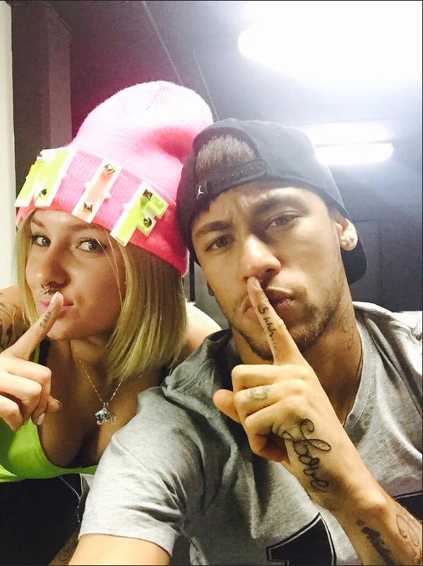 Niki Hartman và Neymar khoe hình xăm đôi trên ngón tay