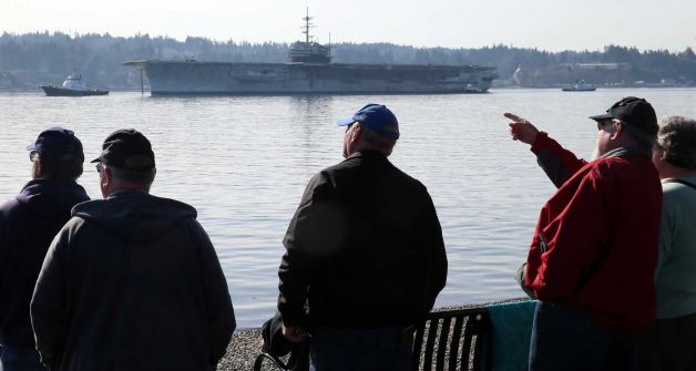 Các cựu thủy thủ và người dân nhìn ngắm tàu USS Ranger lần cuối từ công viên Bachmann ở Manette, Washington, khi con tàu được kéo đi từ Bremerton.