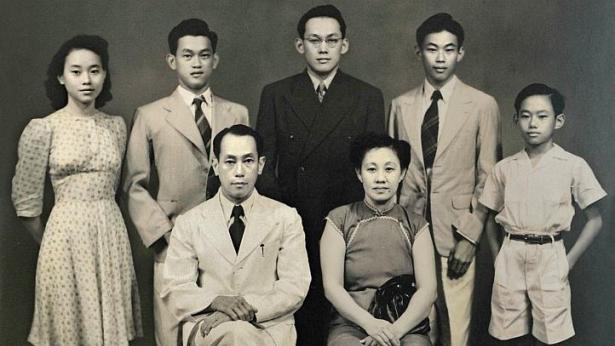 Ông Lý Quang Diệu sinh ngày 16/9/1923 trong một gia đình người Hoa khá giả. Gia đình ông đã đi cư từ tỉnh Quảng Đông tới Singapore từ thế kỉ thứ 19, khi đó, Singapore còn là thuộc địa của Anh với tên gọi Các khu định cư Eo biển. Trong ảnh: Ông Lý (áo đen) cùng cha mẹ và các anh chị em.