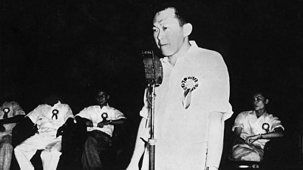 Năm 1954, ông Lý Quang Diệu cùng một nhóm bạn của mình thành lập đảng Hành động Nhân dân (PAP), khi đó là đảng đối lập. Ông nắm giữ vị trí Tổng thư ký của Đảng.