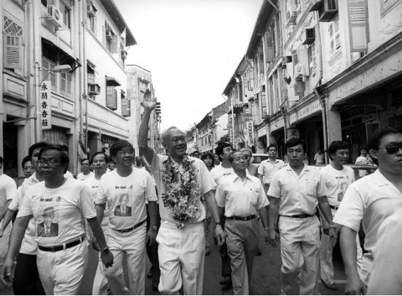 Ông Lý Quang DIệu vẫy tay chào người dân trong cuộc bầu cử năm 1988. 