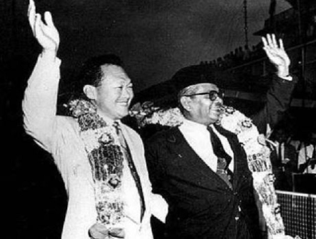 Ông Lý Quang Diệu (trái) và Tunku Abduhl Rahman trở về từ cuộc đàm phán thành lập Liên bang Malaysia năm 1962 ở Londra. 