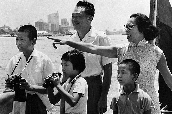 Gia đình ông Lý Quang Diệu tại sông Singapore