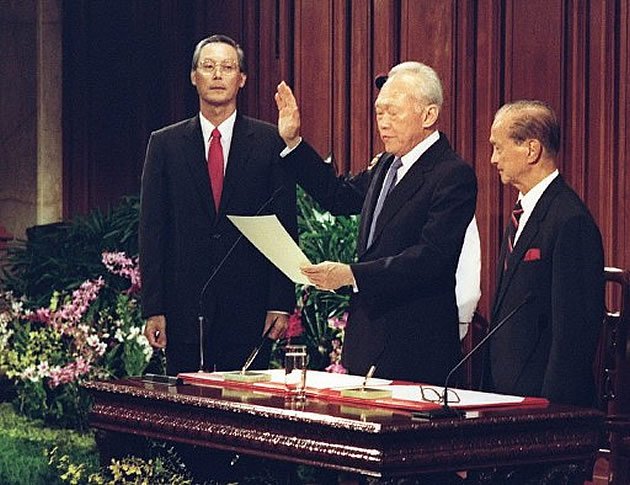 Sau khi quyết định về hưu và trao ghế thủ tướng cho ông Ngô Tác Đống vào tháng 11/1990, ông Lý lui về vị trí cố vấn.Trong ảnh: Ông Lý tuyên thệ nhậm chức Bộ trưởng cấp cao năm 1990