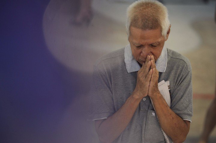 Một người đàn ông cao tuổi cầu nguyện cho cựu Thủ tướng.
