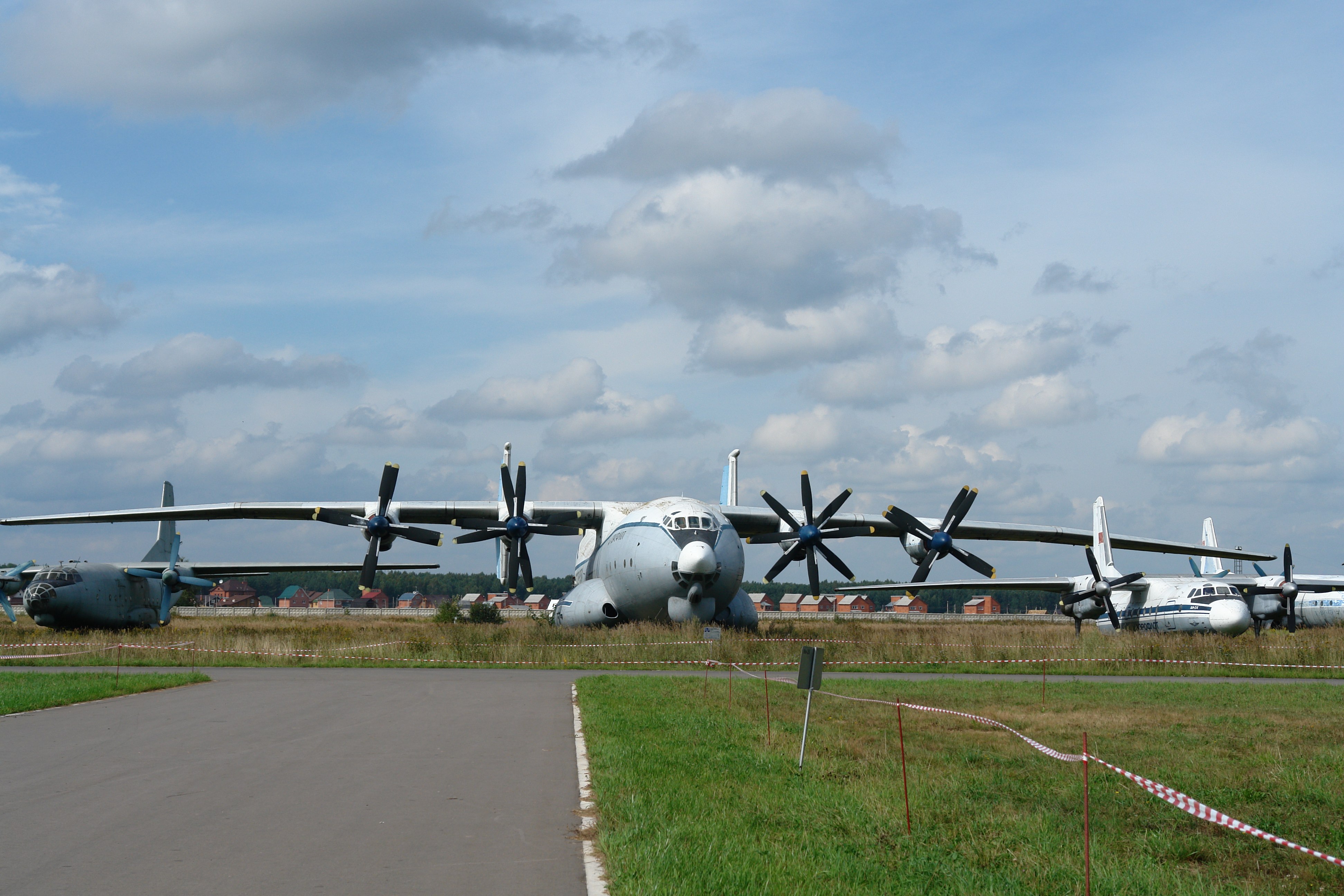 Antonov An-22 có tên hiệu NATO Cock . Với trọng lượng cất cánh tối đa 250 tấn, An-22 được xem là máy bay vận tải quân sự dùng động cơ tuốc bin cánh quạt lớn nhất thế giới hiện nay.