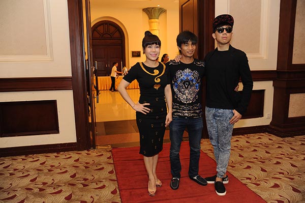 Từ trái qua phải diễn viên Việt Hương, Lệ Rơi và Trấn Thành.