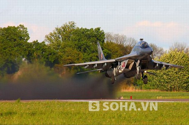 Động cơ MiG-29 nhả khói mù mịt