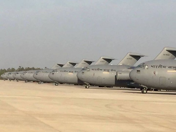 Tờ Thời báo Hoàn Cầu Trung Quốc vừa đăng tải phóng sự ảnh về lực lượng máy bay vận tải chiến lược C-17 Globemaster của không quân Ấn Độ.  Những bức ảnh cho thấy, hàng chục chiếc máy bay vận tải hạng nặng sắp hàng “chữ Nhất” trên đường băng.
