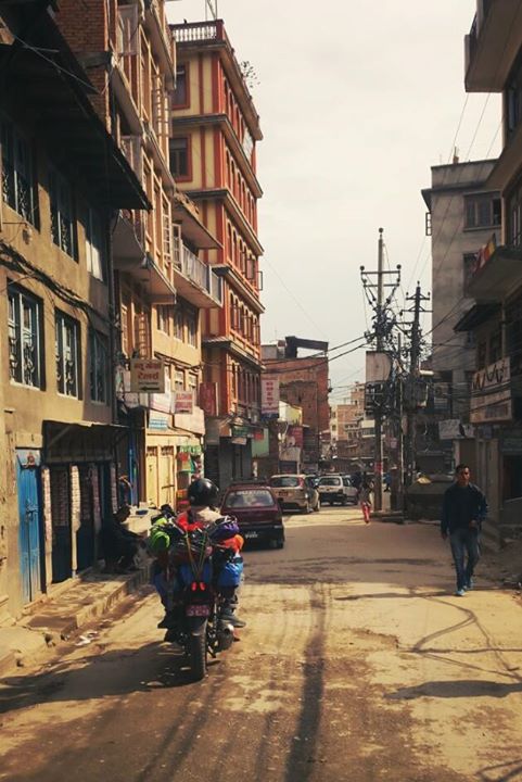 &quot;Kathmandu xinh đẹp, bình yên trong sự cũ kỹ nguyên vẹn. Chụp lúc 9h sáng khi chúng tôi rời đi, trước trận đông đất khoảng hơn 2 tiếng&quot;, Lek Chi chia sẻ.