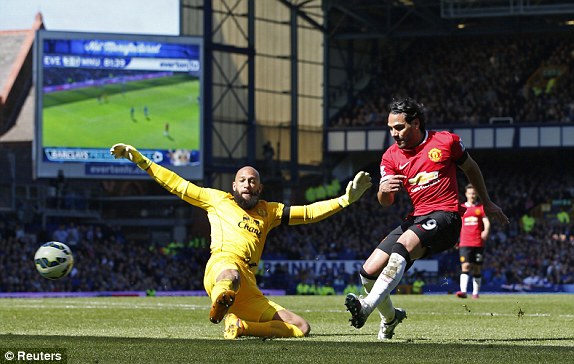 Falcao được tung vào sân nhưng anh khá vô duyên trong các pha dứt điểm. Thêm một lần nữa sau khi thua Chelsea, Man United thất bại dù kiểm soát bóng nhiều hơn.