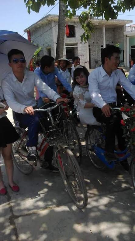 Chú rể rước dâu bằng xe đạp.