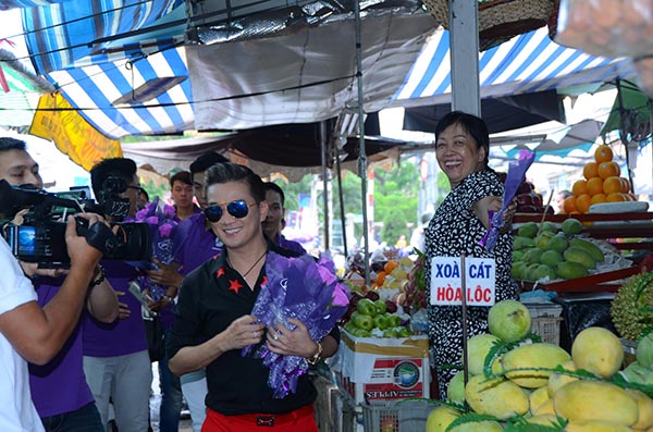 Chiều 11/05. Mr Đàm có mặt ở một số khu chợ của TP. Hồ Chí Minh để thực hiện chiến dịch 1 triệu nụ cười của phụ nữ Việt Nam.