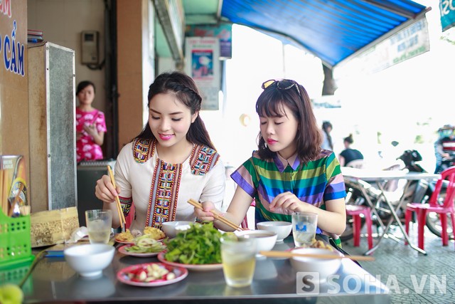 Hoa hậu Duyên Nguyễn và bữa ăn trong một chuyến đi miền Trung