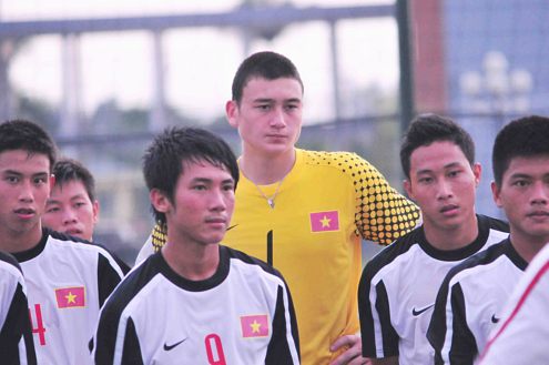 Đặng Văn Lâm từng có nhiều năm chơi bóng tại Việt Nam, lại đã lên U19 Việt Nam ăn tập nhưng lại liên hệ không đúng người, đúng việc