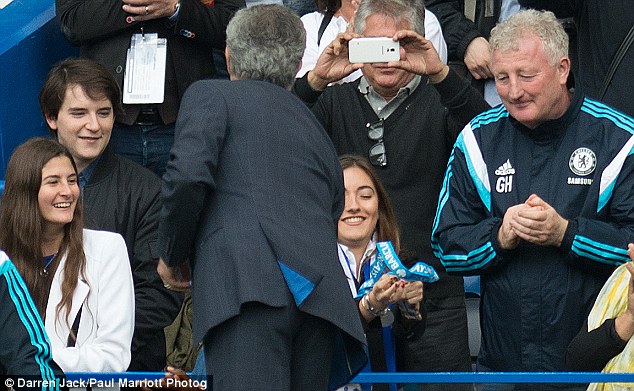 Jose Mourinho đưa danh hiệu cho con gái. Ông tiết lộ đã hứa sẽ trao huy chương vô địch Premier League này cho con trai nhưng vì không có mặt ở Stamford Bridge nên nhờ con gái cầm hộ.