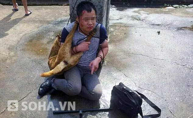 : Nam thanh niên bị trói vào cột điện, con chó đã chết cũng được dân làng buộc quanh cổ và quay hậu môn về phía mặt tên trộm