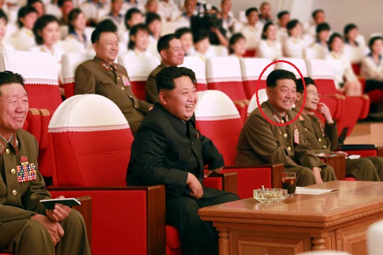 Ông Pak (vòng tròn) tham dự buổi trình diễn nghệ thuật của quân đội Triều Tiên gần đây. Chính bức ảnh này đã làm dấy lên các đồn đoán về ông này trong vai trò tân Bộ trưởng Quốc phòng.