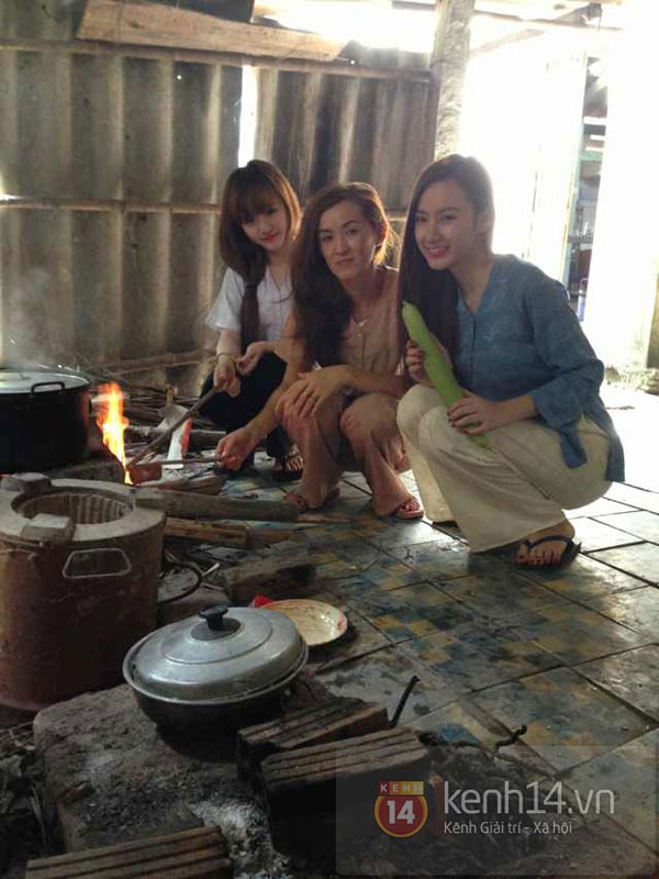 Nhà ở quê của bà mẹ nhí Angela Phương Trinh vô cùng đơn sơ giản dị. Trong ảnh, 3 mẹ con Anglela Phương Trinh đang nấu cơm bằng bếp củi.