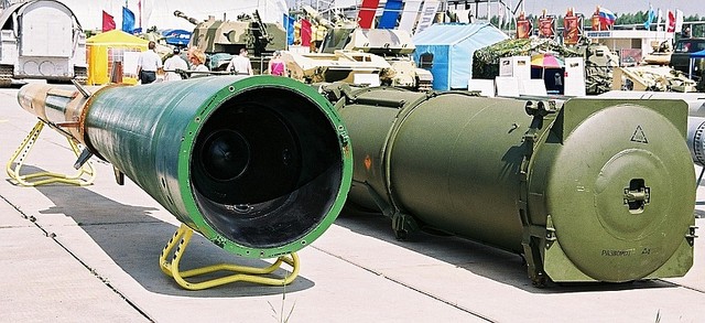 Tên lửa 9M82 với ống phóng kiêm container bảo quản 9Ya238