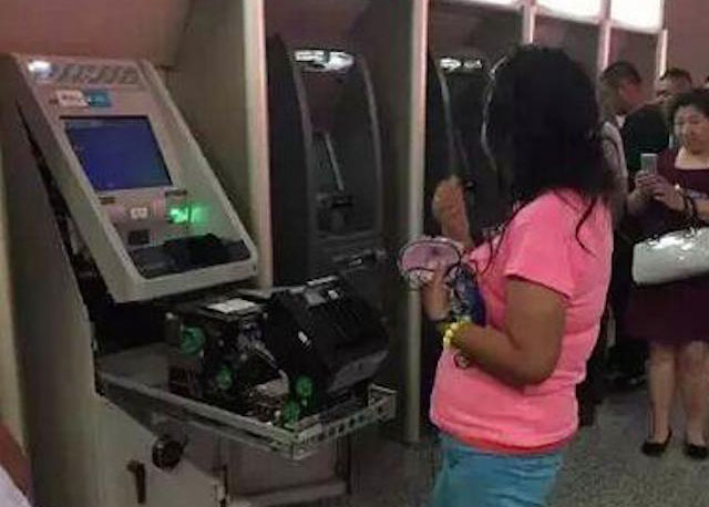  Bằng tay không, cô này đã nhanh chống phá vỡ chiếc máy ATM chỉ trong vòng vài phút