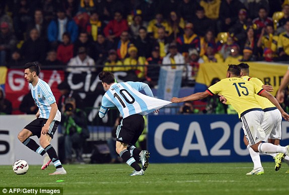 Các cầu thủ áo vàng kèm Messi rất chặt.