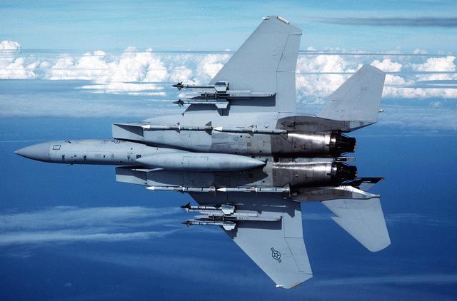 Hoạt động trong mọi điều kiện thời tiết: F-15 Eagle là một kiểu máy bay tiêm kích chiến thuật kết hợp với cường kích hai động cơ phản lực của không quân Mỹ.