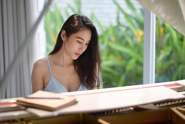 Sau một thời gian dài ấp ủ, nữ ca sĩ Thủy Tiên bất ngờ cho phát hành ca khúc nằm trong dự án mới của mình, ca khúc có tựa đề “Sài Gòn bận lắm”.