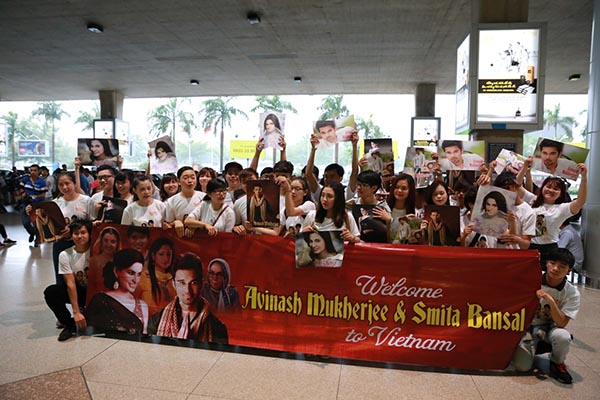 Chiều 28/07, đông đảo khán giả trong nước đã có mặt tại sân bay Tân Sơn Nhất để đón 2 ngôi sao phim Cô dâu 8 tuổi đến Việt Nam.