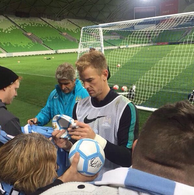 HLV Pellegrini và Joe Hart ký tặng NHM.