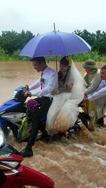 Để vượt qua đoạn đường ngập này, chú rể đã phải nhờ tới sự trợ giúp của người thân, bạn bè. Khó khăn là thế, nhưng người ta vẫn thấy nụ cười trên gương mặt của cặp đôi. Đây chắc hẳn sẽ là kỷ niệm khó quên nhất trong ngày trọng đại của cuộc đời họ.