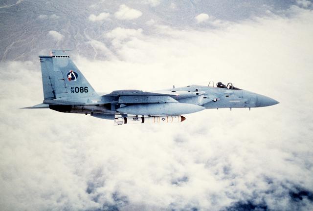 F-15A-17 (c/n 76-0086) mang theo tên lửa chống vệ tinh ASM-135 dưới bụng